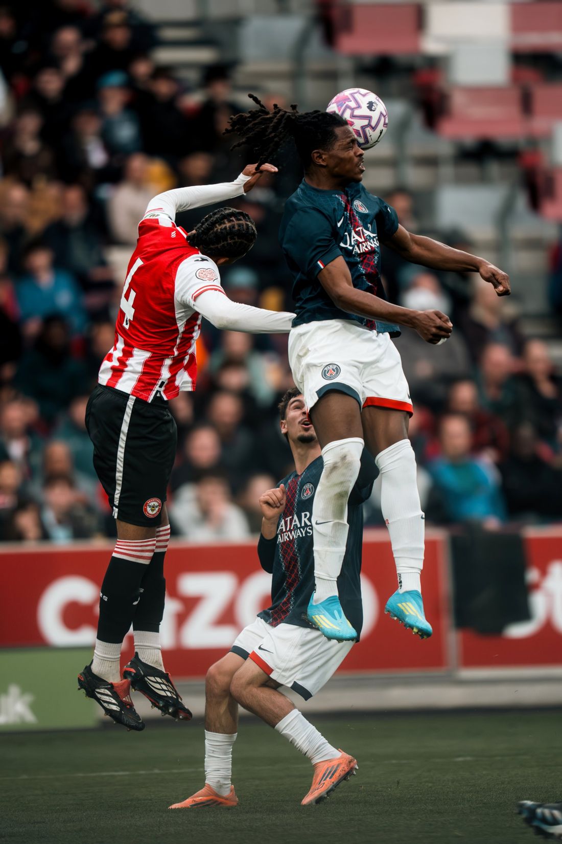 PSG player wins a header